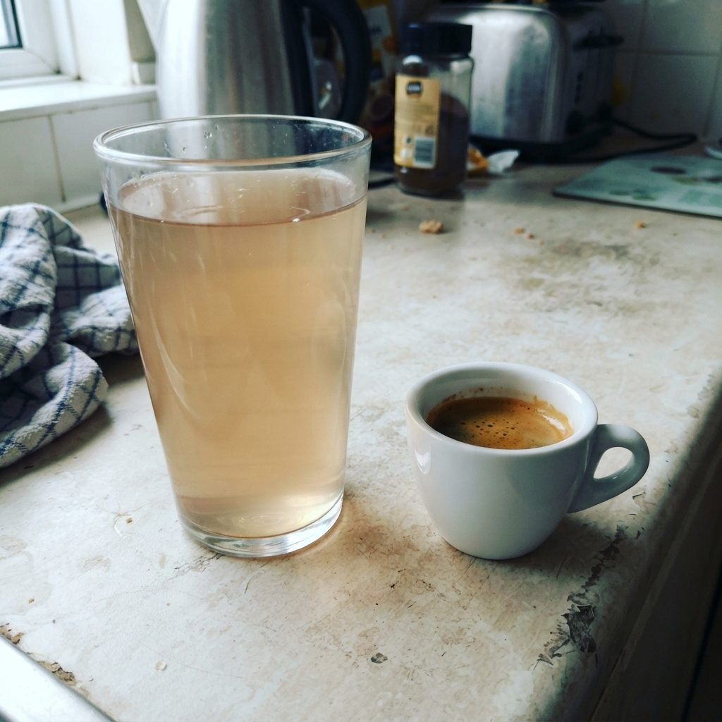 Une grande tasse de café très léger à côté d’un petit expresso